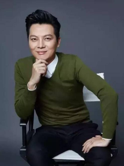 零点报时出误差,任鲁豫5次拿起话筒拯救大局,从配角到C位,他值得!