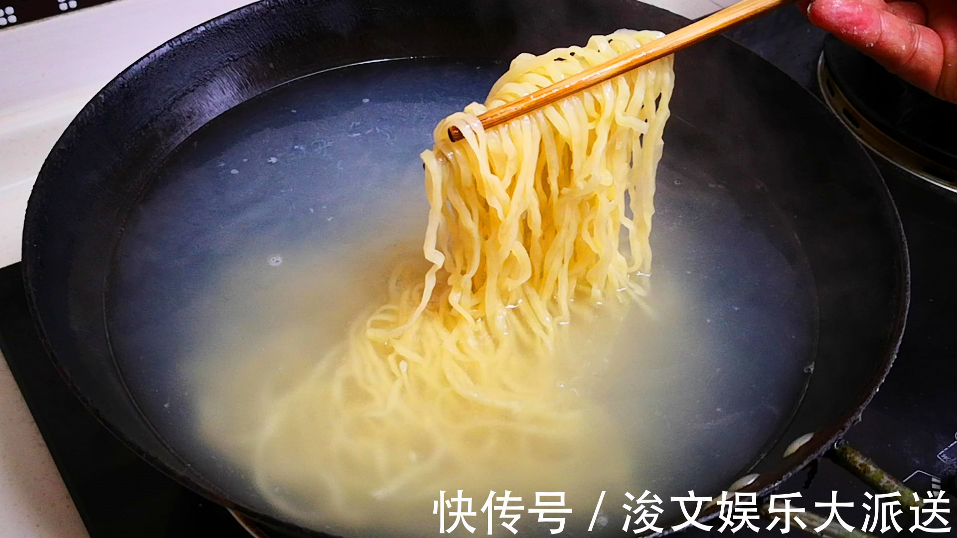 煮面条,开水下锅就错了!面馆老板牢记3点,面条爽滑又筋道