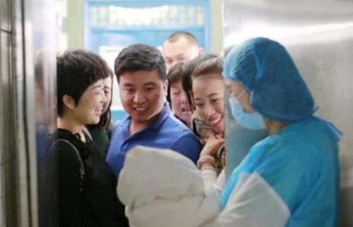 应该第一个抱新生儿的人,既不是爸爸也不是奶奶,听听护士的建议