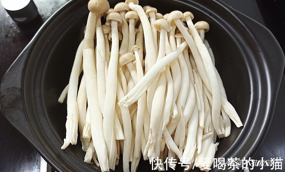 一道用嫩豆腐制作的“虾仁豆腐煲”，特别开胃，比吃火锅还过瘾