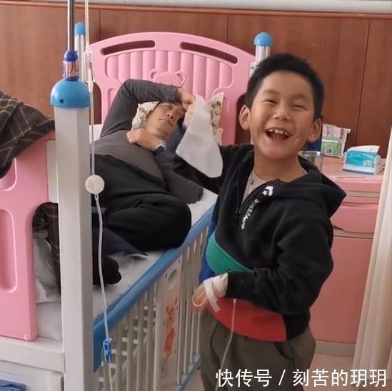病床|山东一爸爸在病床上呼呼大睡,儿子在旁边输液一脸懵你老婆来了