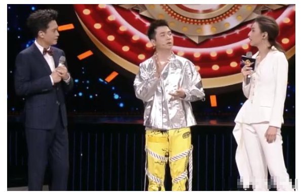 央视主持人张舒越站姿懒散,主持气口把握不到位,观众不认可