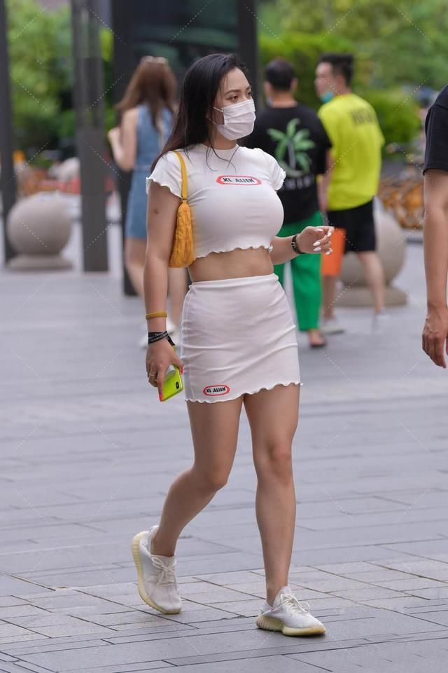 包臀裙|露脐短T搭配白色包臀裙,尽显魅力、妩媚,轻松打造浓浓女人味