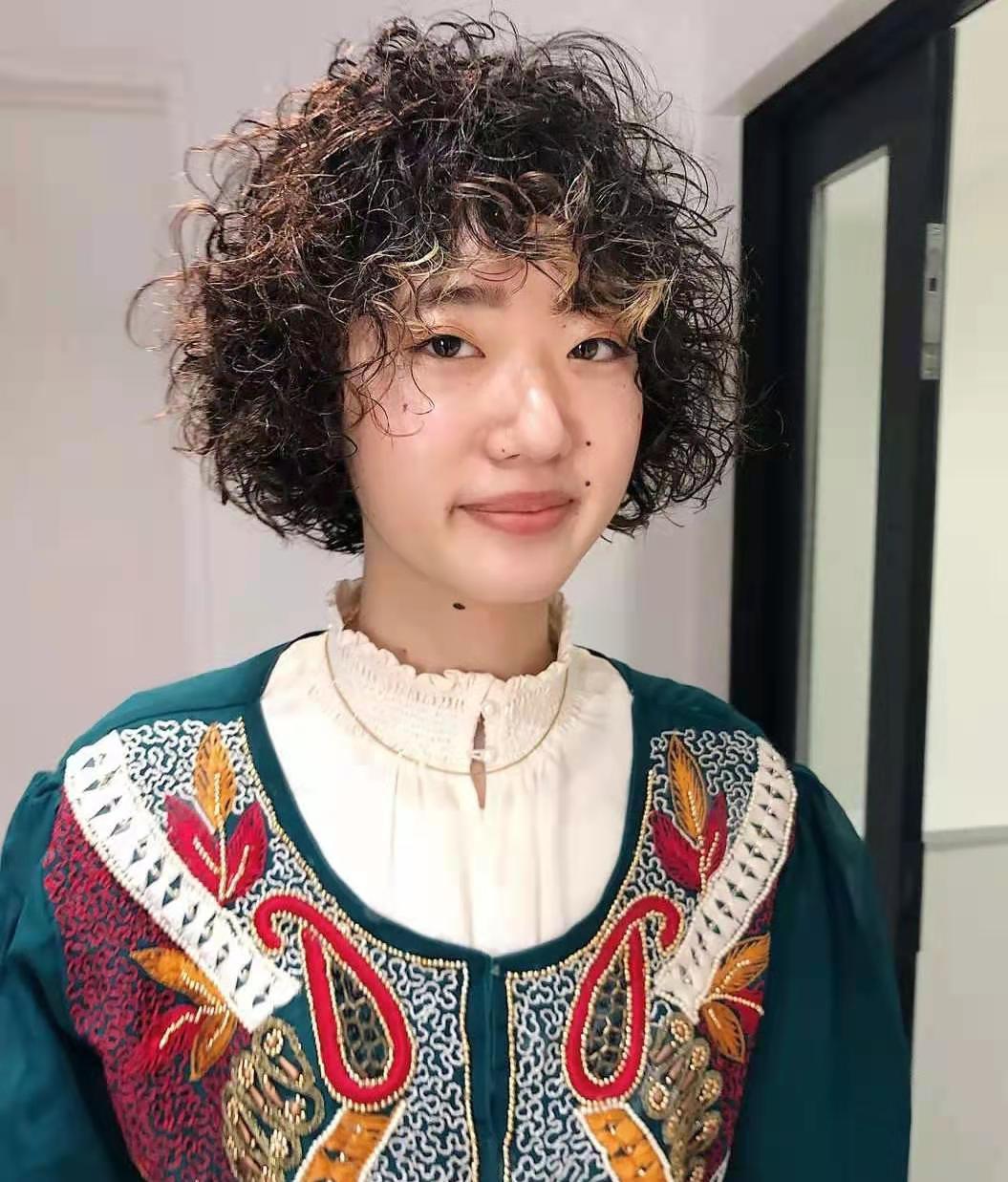 头发|羊毛卷已经不香了,“妈妈卷”悄然兴起,时髦的女生已经领先一步