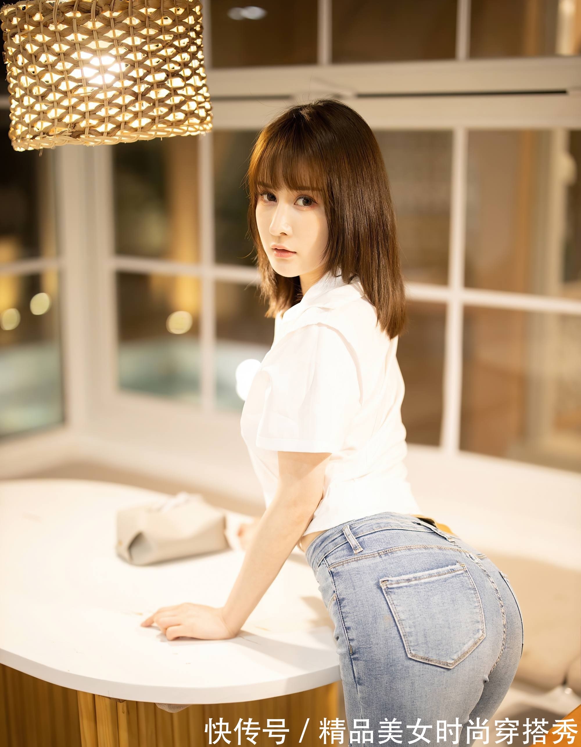 牛仔裤|紧身的牛仔裤很是精致耐看,上搭白色的衬衫,率性十足