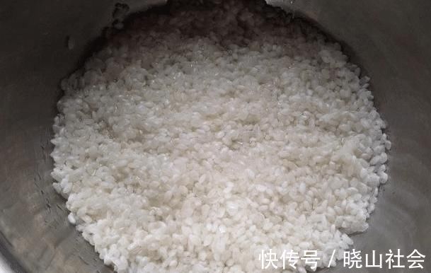 蒸米饭不要只懂加水，牢记2个技巧，蒸出的米饭更好吃，特别实用