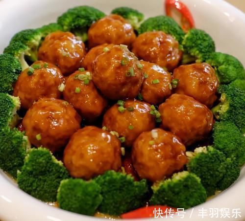 红烧狮子头,肉质鲜嫩,软糯多汁儿,忍不住流口水,和米饭绝配