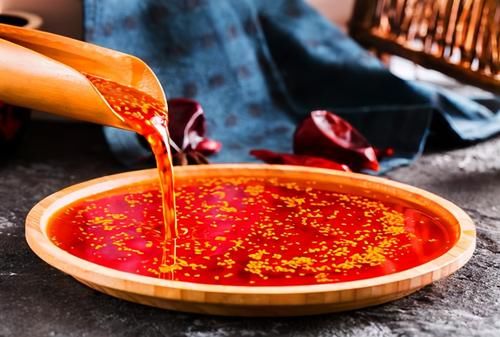 油辣子怎么做才好吃?看看古月的做法,这样做出的油辣子特别香