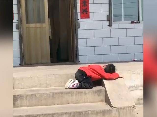 宝宝们|自从去了奶奶家,瞧到儿子在院子里晒太阳的画风,妈妈笑喷了