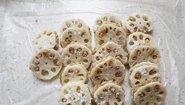 上市|莲藕大量上市,趁着价格便宜,弄点肉馅炸藕夹,香酥可口,真好吃