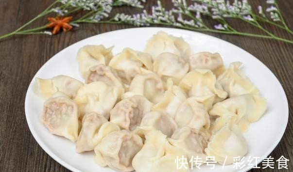 饺子皮|煮冻饺子，不要再开水下锅了，牢记3个窍门，饺子鲜香不破皮