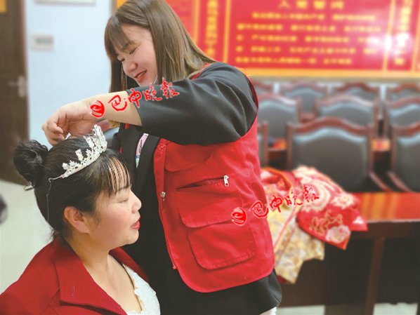 免费为老年夫妻拍婚纱照 一起感受最浪漫的事