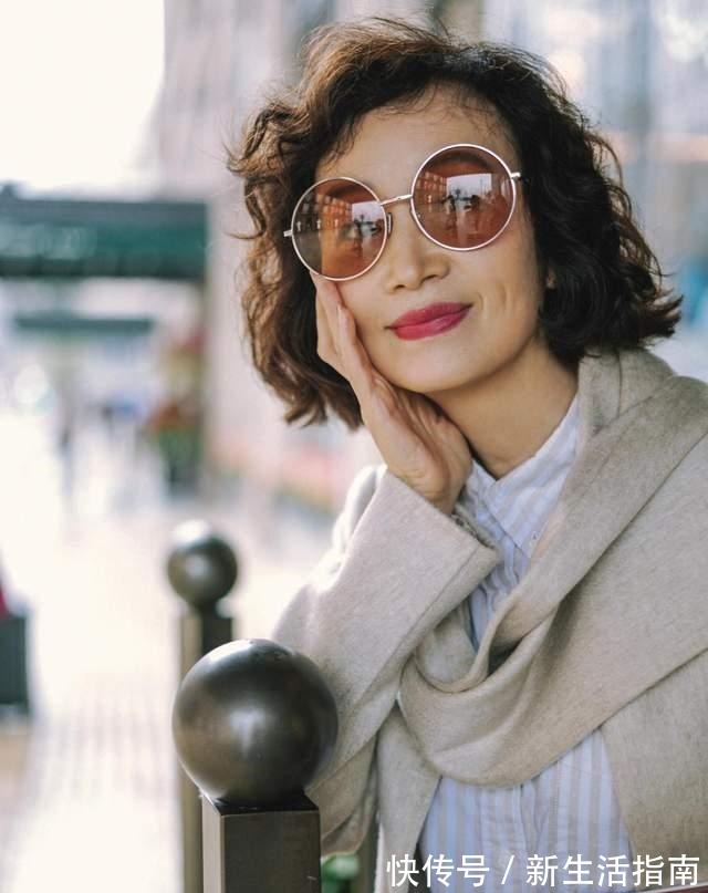 穿搭 50岁女人别总穿“老一套”,试试这5组穿搭!谁见了都得夸年轻!