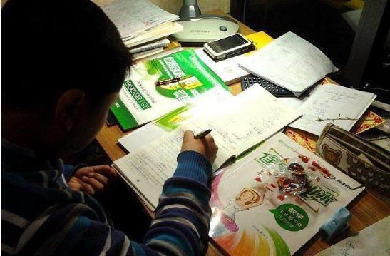 结果|儿子:我太困,想再睡一分钟。爸爸:再坚持一会。结果孩子再没醒