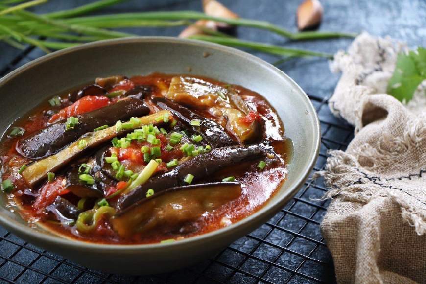 西红柿别只知道炒鸡蛋，教你4种新吃法，上桌不到5分钟汤汁都不剩