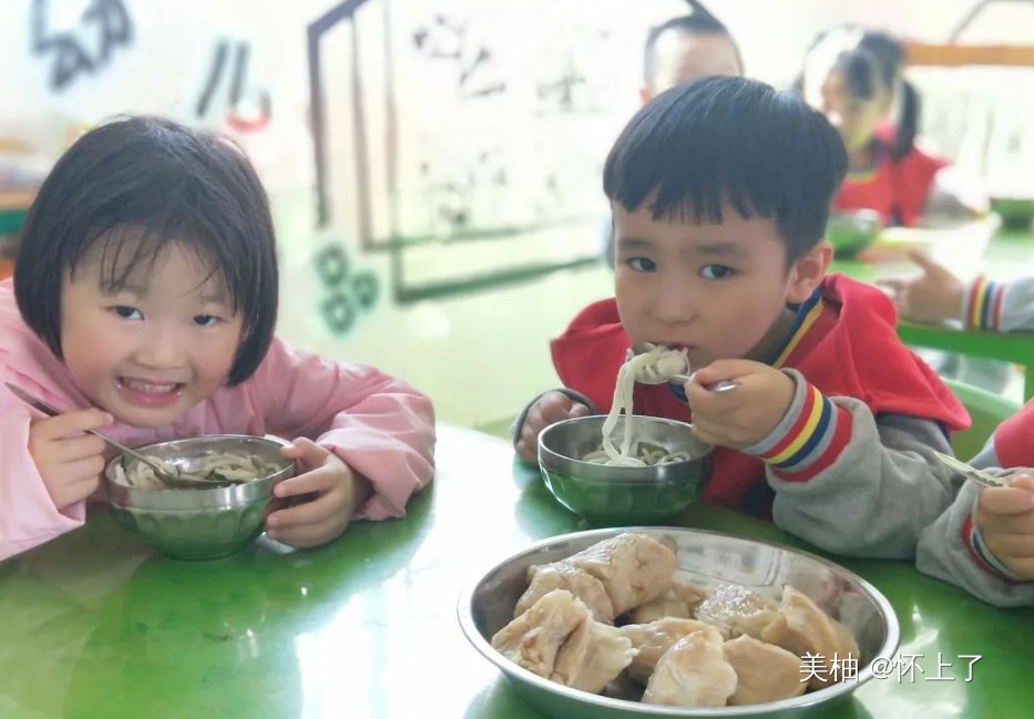 幼儿园|幼儿园＂天价午餐＂引争议：每顿饭30元，却吃的是＂狗食＂