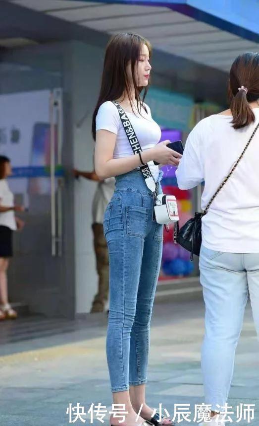 极致|美女穿搭:纯白色的T恤,搭配显腿高腰裤,更是把长腿展现到了极致