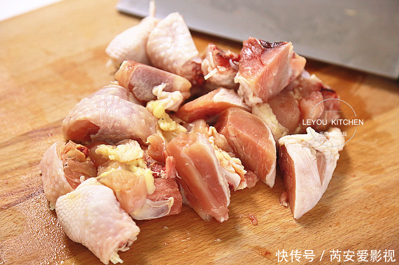 香菇|鸡肉和它们一起蒸,又鲜又嫩,不用闻油烟,简单好做,很适合夏天