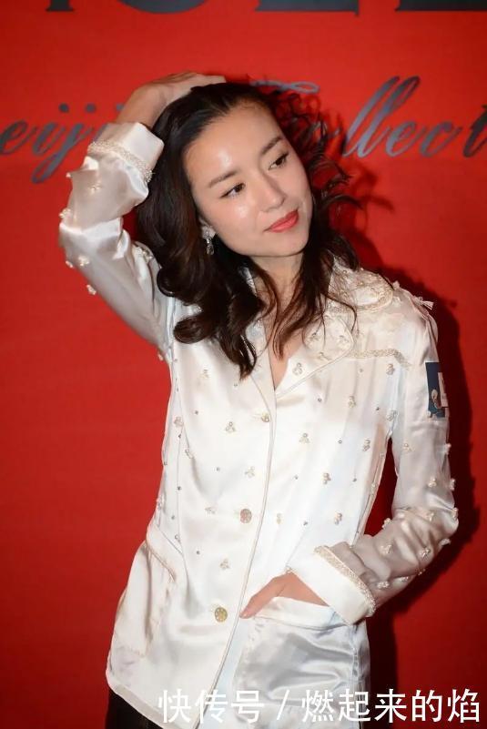 衬衫|潘粤明前妻董洁挺会穿,白色衬衫配黑色小皮裙,“漫画腿”好抢镜