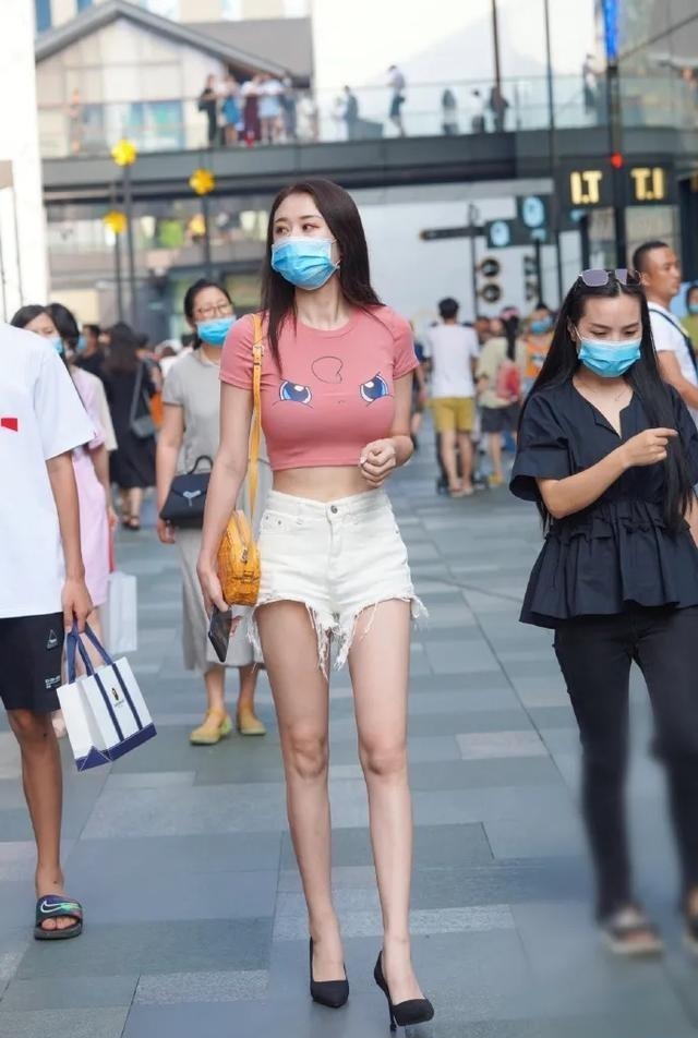 简约粉红T恤衫, 搭配露脐牛仔短裤, 时尚而有风度