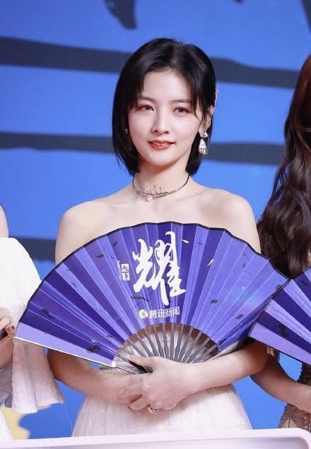 五人|硬糖少女出席年度盛典，五人展现超强团魂，希林娜依高张艺凡遗憾缺席