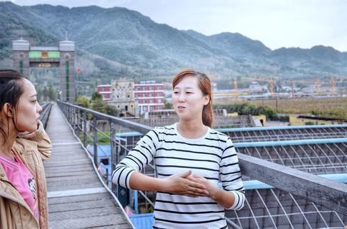 自驾游中朝边境：探访鸭绿江大桥，对岸被轰炸的山体50年不长草