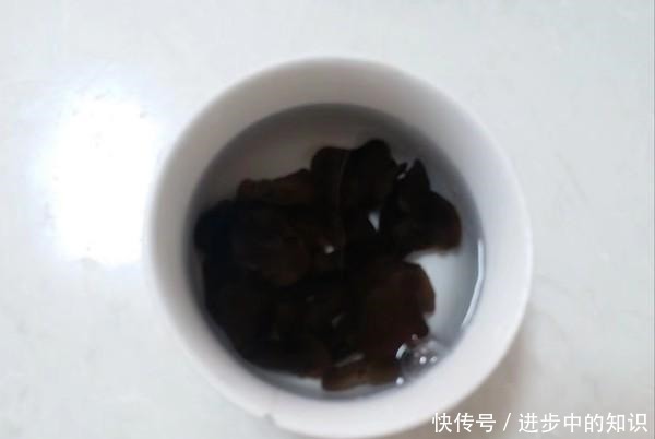 它的含铁量是菠菜的20倍，常吃眼睛变的更明亮，补血气色更好！