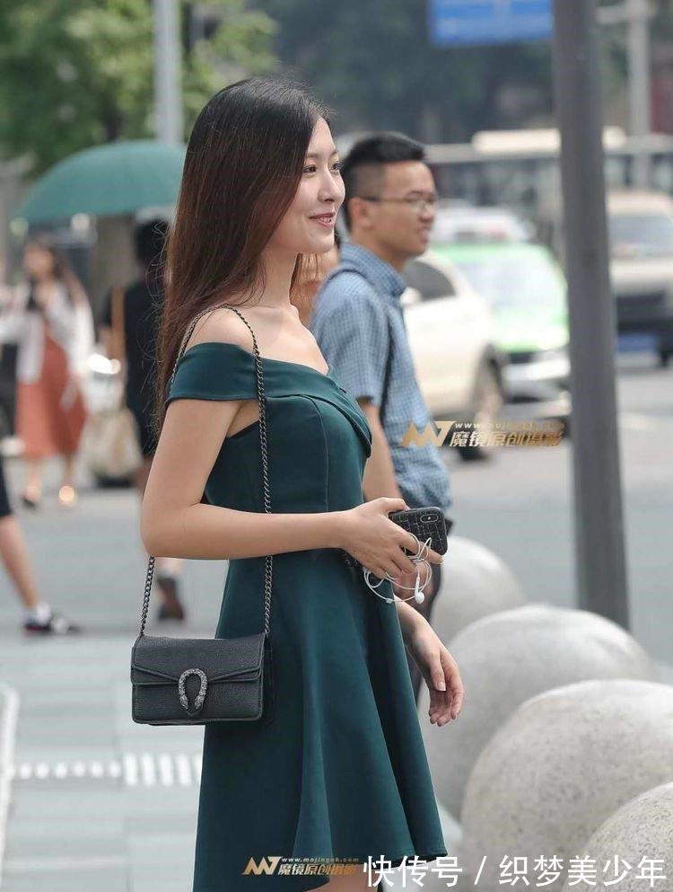 连衣裙|街拍 小姐姐穿蓝绿色露肩连衣裙出街, 宛如一阵清新的海风！