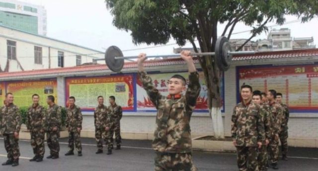 俯卧撑|新兵训练,1分钟做多少个俯卧撑才算合格?普通人难达到