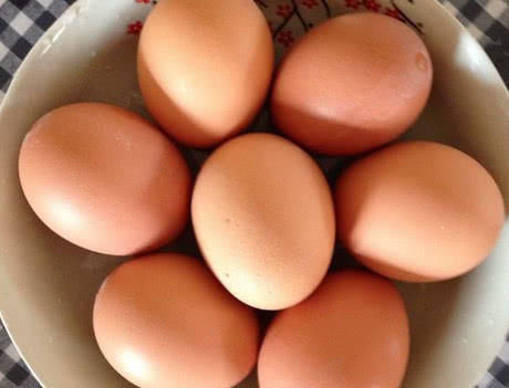 下锅|煮鸡蛋时,直接下锅煮就错了,多加这1步,鸡蛋又香又嫩还易剥皮