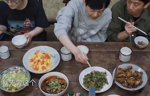 黃磊|張藝興在蘑菇屋第一次掌勺，何炅頻頻點(diǎn)頭認(rèn)可，不料金靖卻露餡了