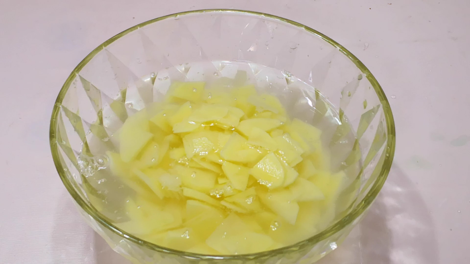 土豆和西红柿一起做,实在太好吃了,我家隔三差五吃,比吃肉还香