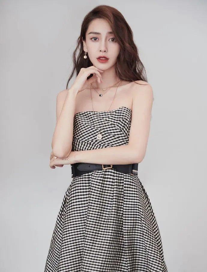 抹胸裙|时尚穿搭, 穿着一袭黑白的细格纹抹胸裙时髦优雅, 性感妩媚