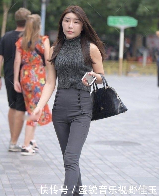 小姐姐|高领深色衬衫搭高腰裤，尤其是上衣无肩设计让穿搭更具女人味