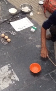 |搞笑GIF:据说刚化完妆的女生都是这样换衣服的