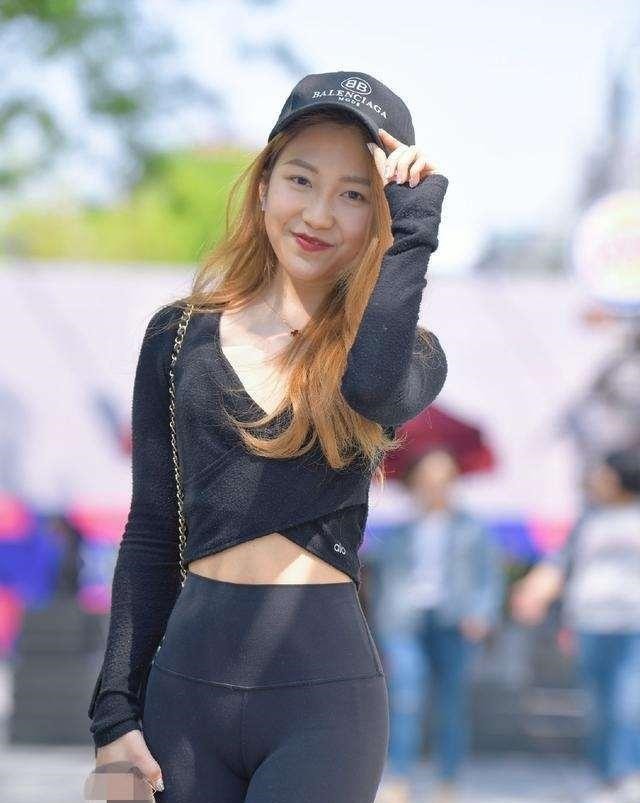 搭配 黑色低领长袖搭配深灰打底裤,突出长腿,非常好的瘦身!