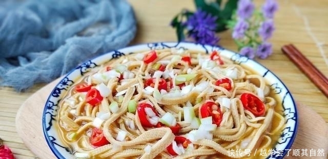 菜市场遇到它别手软,4块1斤营养高,切丝浇上酱汁焖一锅,够鲜美