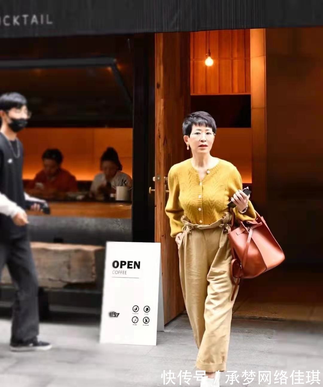 牛油果绿 五六十岁的女人，可以多穿这些“亮丽色”，高级优雅还减龄