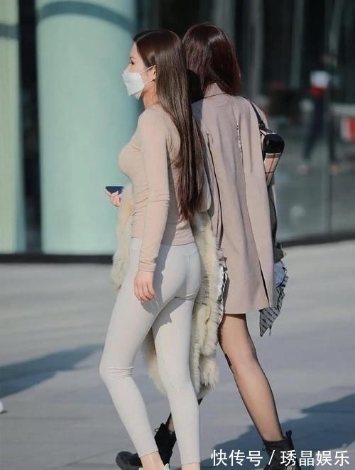 穿搭 卡其色长袖T恤、浅色瑜伽裤,用最简单的衣服,搭配出了最亮的穿搭