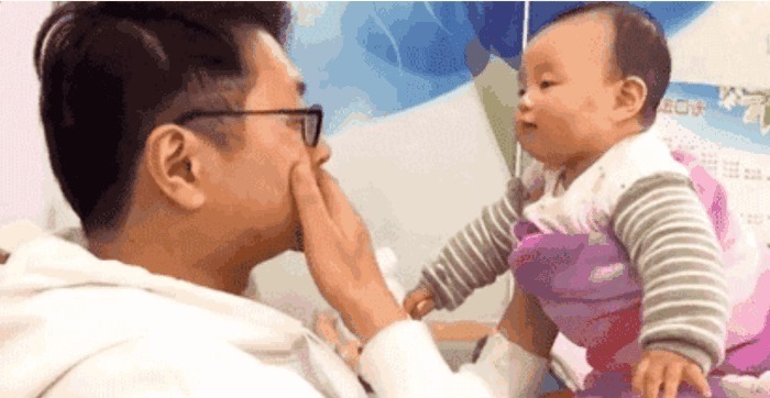 宝宝|宝爸国外回来，第一次见宝宝，宝宝的反应让宝爸泪目