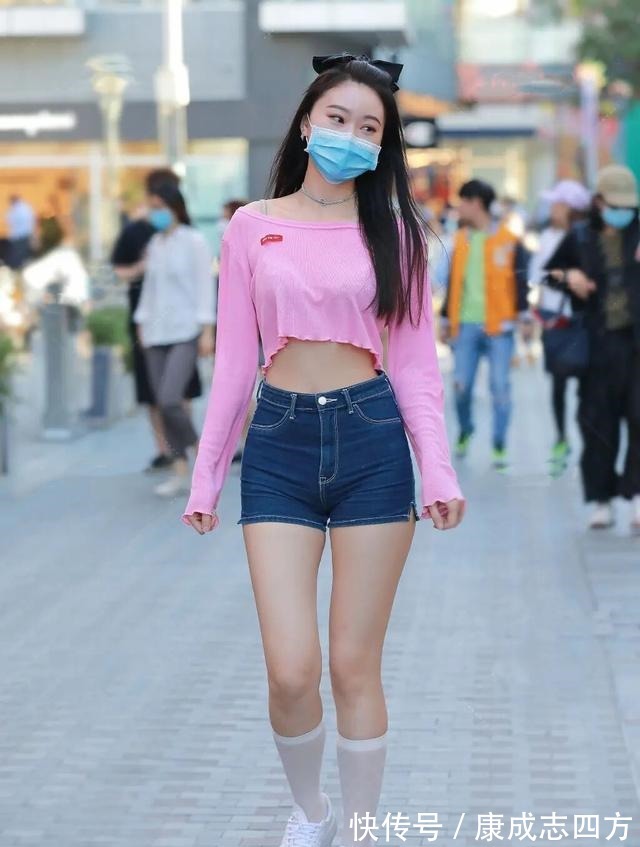 穿搭 “短裤+中筒袜”火了,上身洋气又显高,这样的时尚能把握住吗!