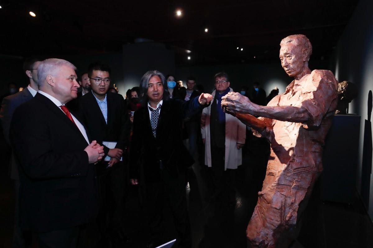 参观|俄大使参观中华历史文化名人雕塑展，现场吟诵李白诗歌