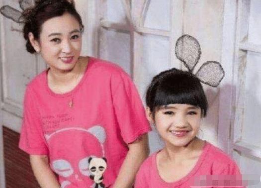 还记得《变形记》中的李勒优吗?节目中被富婆认作女儿,现在如何