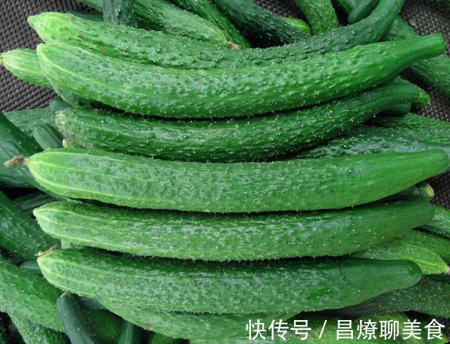 小技巧|买黄瓜时，直的好还是弯的好教你3个小技巧，黄瓜鲜嫩又好吃！