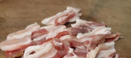 芹菜肉丝,肉丝先下锅就错了,难怪肉丝发柴不好吃,这样做才对