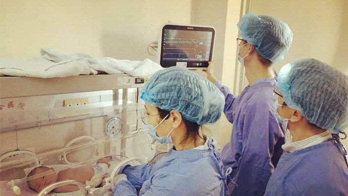 上海交通大学医学院|闭环中的瑞金医院：儿科蓝光箱旁，她们成为新生儿溶血宝宝“临时妈妈”
