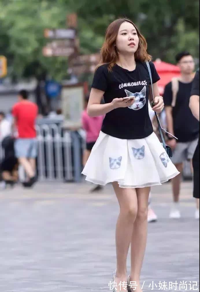 打扮 街拍:打扮很时尚的靓丽大姐,白色花边裙很是亮眼,自信满满!