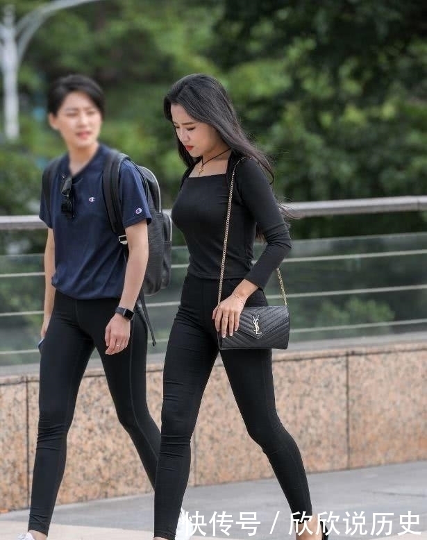 穿紧身牛仔裤有点微胖的长腿性感小姐姐，黑色紧身牛仔裤