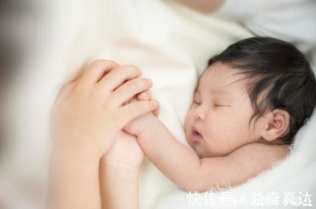 安抚物|宝宝睡觉时喜欢“抱大腿”，宝妈累到腿抽筋，是娃有了坏习惯吗？