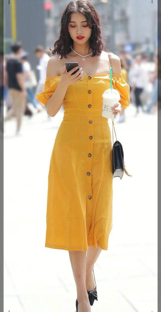 街拍|美女街拍:红色横条纹长袖T恤,渐变色的太阳镜,展现动感少女的形象